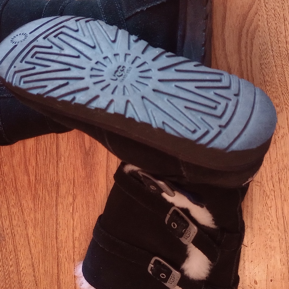 UGG Bailey LIKE NEW!! Three Buckle Black Boots size 4 - Picture 7 of 8